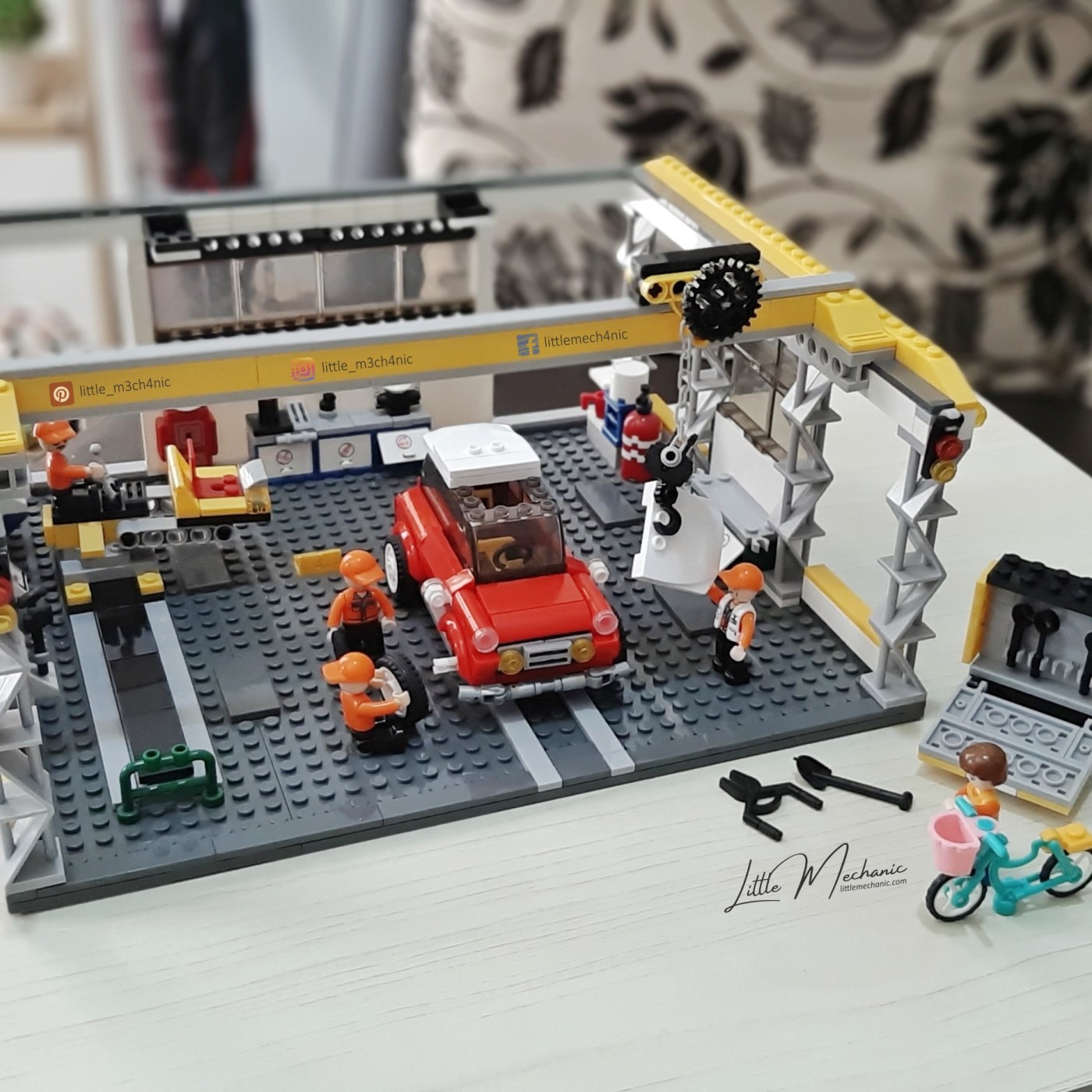 Image of Sluban lego compatible brick aviation hangar mechanic shop