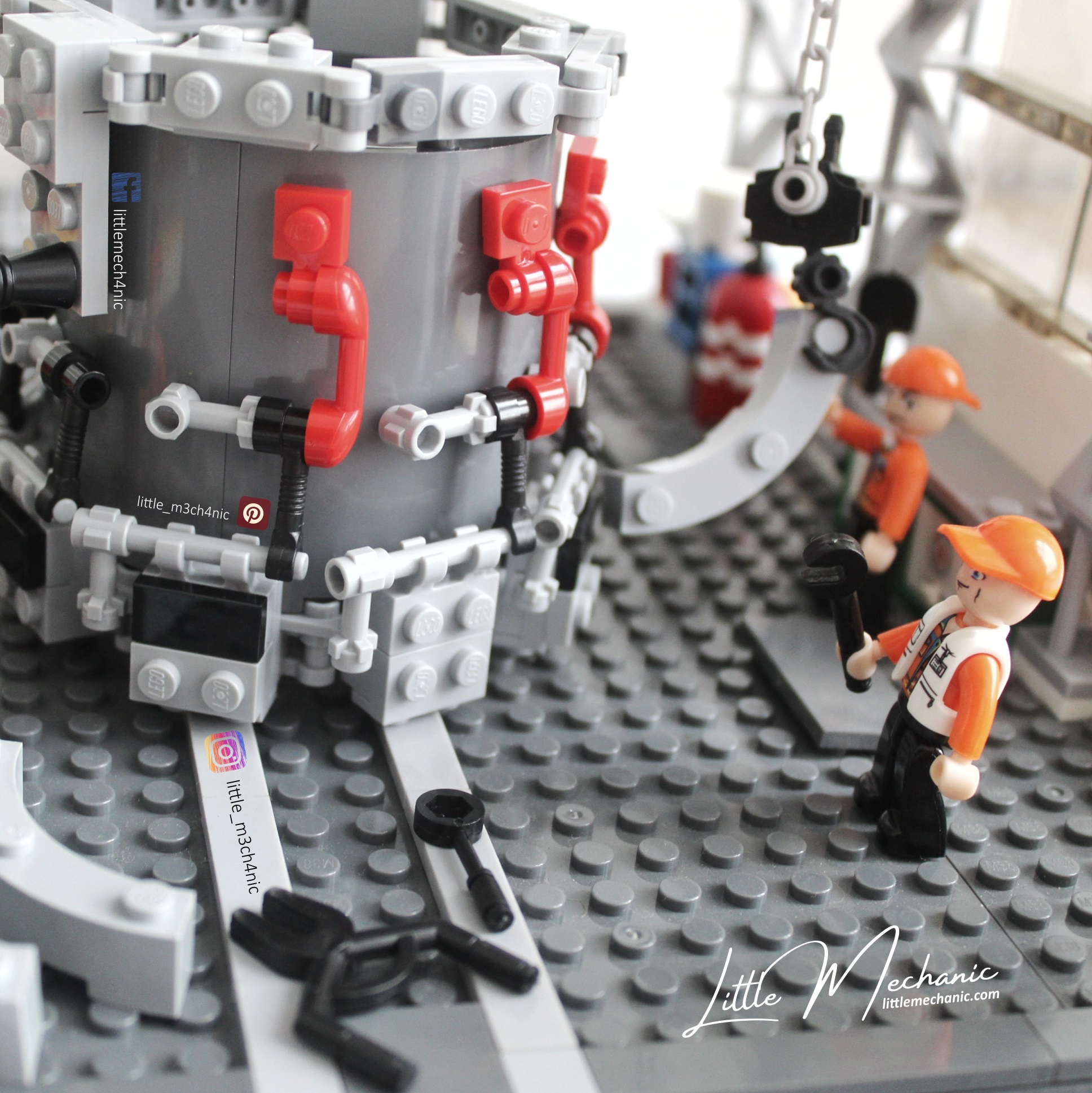 Image of Sluban minifigures little mechanics, building a lego based gas turbine