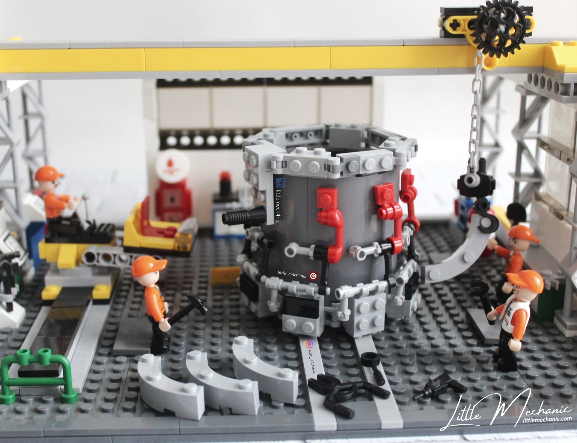 Image of Sluban minifigures little mechanics, building a lego based gas turbine