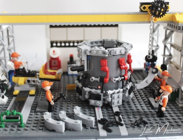 Image of Sluban minifigures little mechanics, building a lego based gas turbine